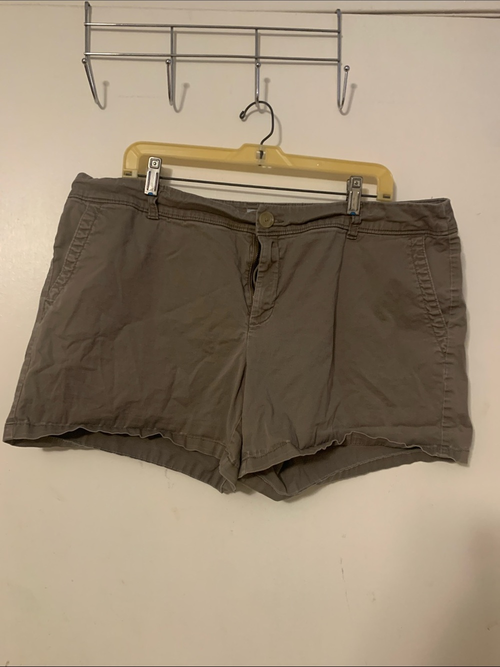 Liz Claiborne Olive-Tone Women’s Casual Shorts